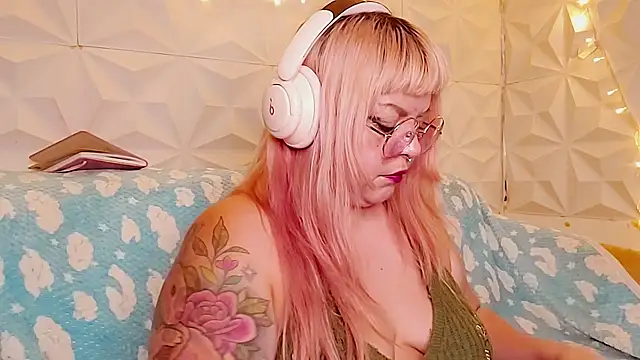 Satyn doll online show from 22, 5, 2026
