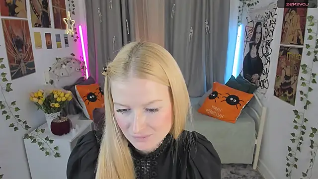 Laly Peach online show from 28, 10, 2025