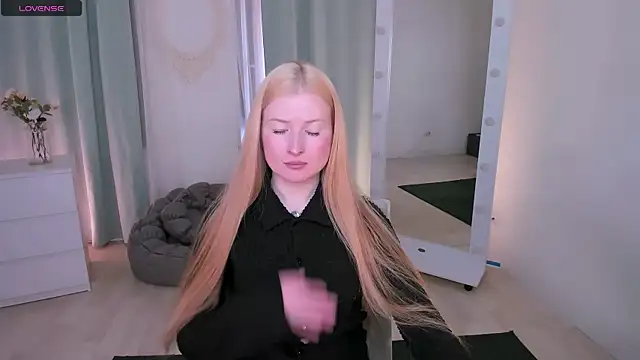 Laly Peach online show from 29, 3, 2026