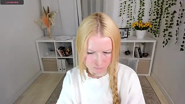 Laly Peach online show from 23, 4, 2026