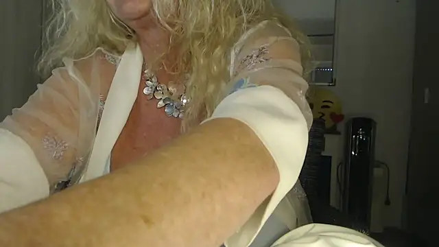 Snapshot of THESensualhorny chatting on 4, 3, 2025 THESensualhorny online show from 4, 3, 2025