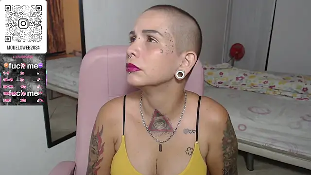 Snapshot of moon_cat85 chatting on 4, 3, 2025 moon cat85 online show from 4, 3, 2025