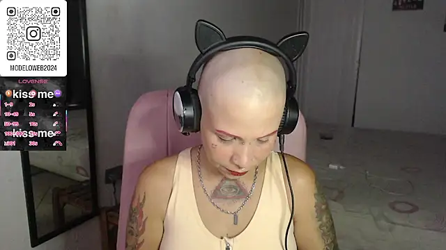 Snapshot of moon_cat85 chatting on 6, 3, 2025 moon cat85 online show from 6, 3, 2025