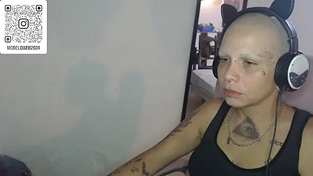 Snapshot of moon_cat85 chatting on 8, 3, 2025 moon cat85 online show from 8, 3, 2025