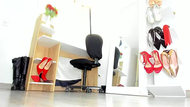 MIss Kendall  online show from 8, 10, 2025