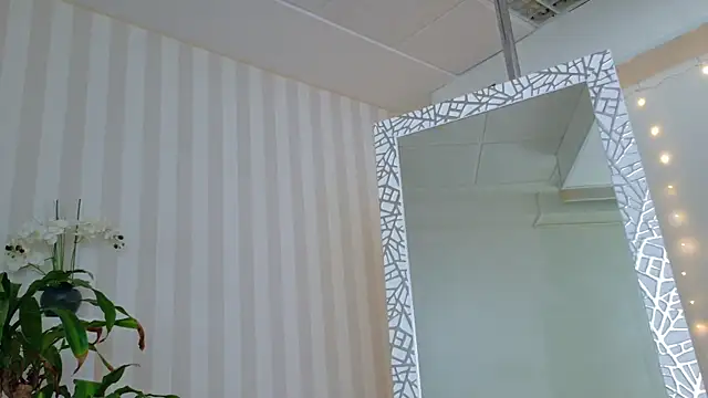 girl nextd00r online show from 19, 3, 2025