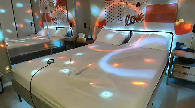 Snapshot of MikyFoxx chatting on 14, 2, 2025 MikyFoxx online show from 14, 2, 2025