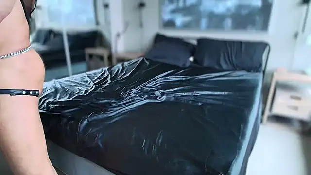 Snapshot of MikyFoxx chatting on 16, 12, 2025 MikyFoxx online show from 16, 12, 2025