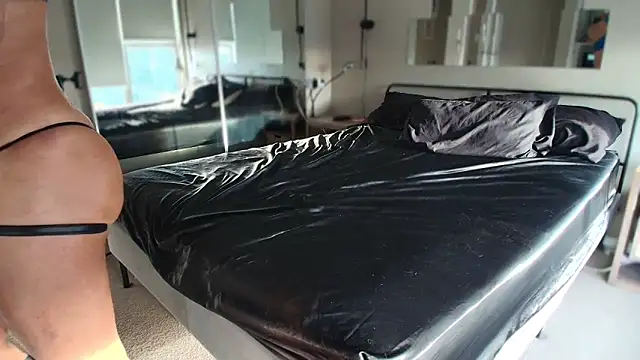 Snapshot of MikyFoxx chatting on 17, 12, 2025 MikyFoxx online show from 17, 12, 2025