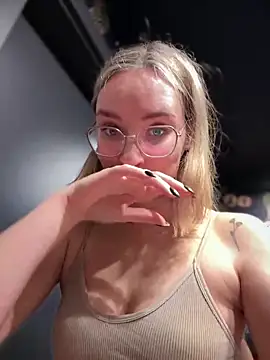 Snapshot of The_Snowwhitee chatting on 1, 1, 2025 The Snowwhitee online show from 1, 1, 2025