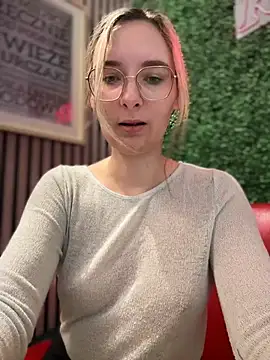 Snapshot of The_Snowwhitee chatting on 8, 2, 2025 The Snowwhitee online show from 8, 2, 2025