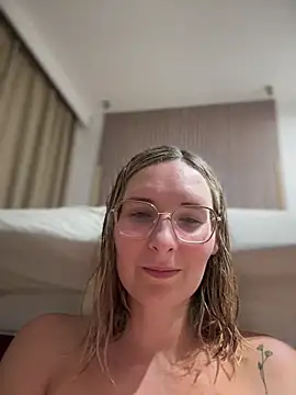 Snapshot of The_Snowwhitee chatting on 11, 2, 2025 The Snowwhitee online show from 11, 2, 2025