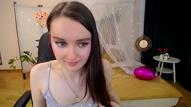 Snapshot of CloudGrace chatting on 19, 2, 2025 CloudGrace online show from 19, 2, 2025