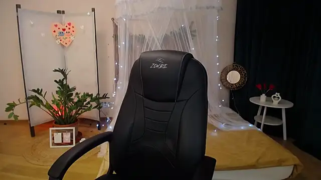 Snapshot of CloudGrace chatting on 25, 2, 2025 CloudGrace online show from 25, 2, 2025