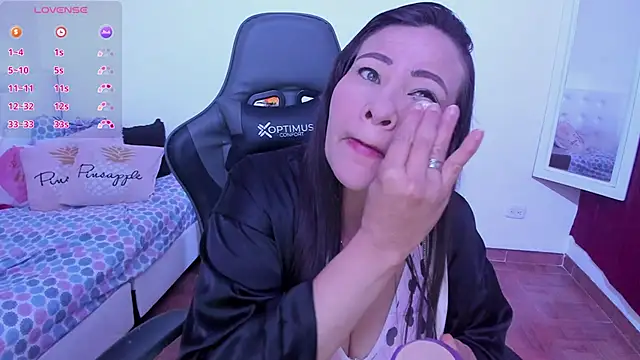 esmeralda milf online show from 18, 3, 2025