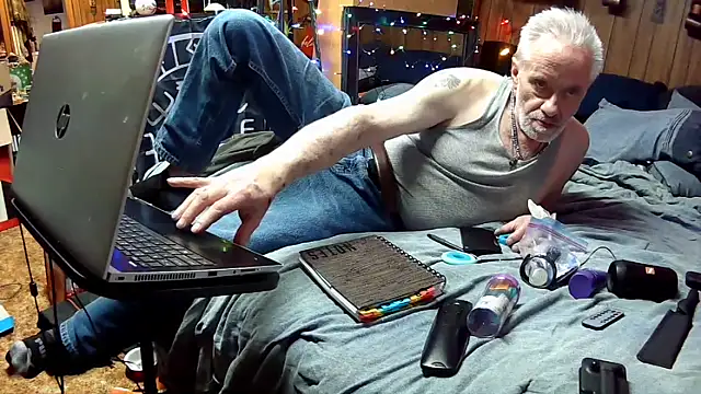 Snapshot of Makowboy chatting on 21, 12, 2025 Makowboy online show from 21, 12, 2025