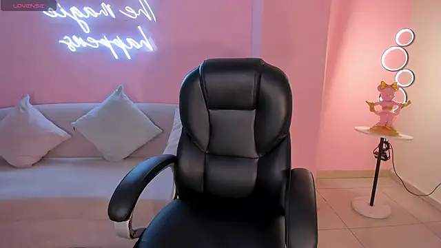 Snapshot of MiaRoberts1 chatting on 3, 11, 2025 MiaRoberts1 online show from 3, 11, 2025