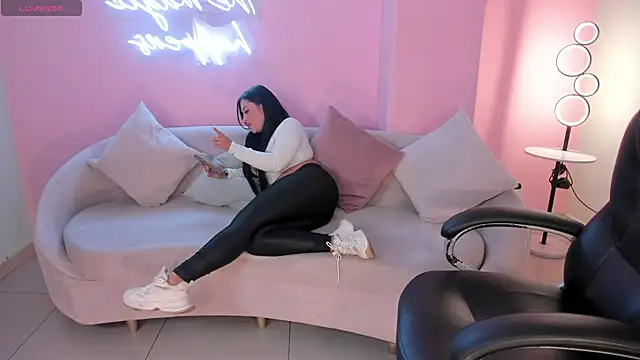 Snapshot of MiaRoberts1 chatting on 19, 12, 2025 MiaRoberts1 online show from 19, 12, 2025