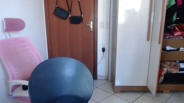 Snapshot of bustycarly chatting on 22, 11, 2025 bustycarly online show from 22, 11, 2025