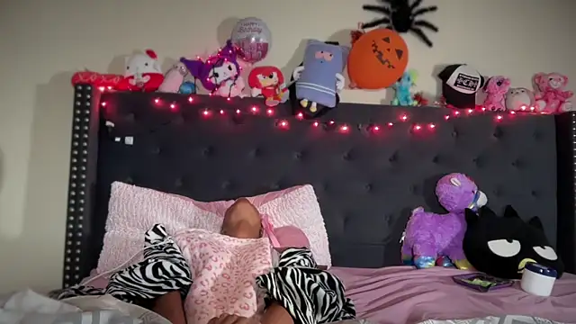 Snapshot of Cum2Charm chatting on 31, 10, 2025 Cum2Charm online show from 31, 10, 2025