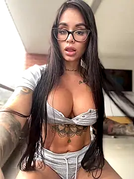 LaraHenao online show from 15, 11, 2025