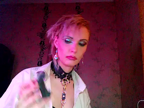 Snapshot of WildMissNiks chatting on 4, 12, 2025 WildMissNiks online show from 4, 12, 2025