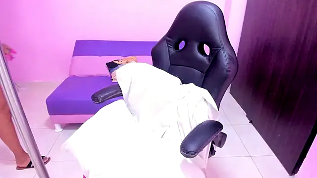 MATURE WHOR33 online show from 5, 11, 2025