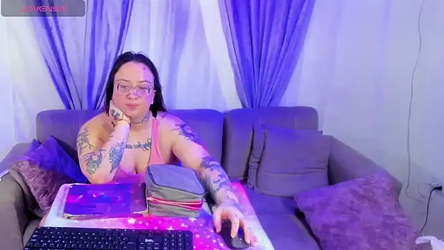 Snapshot of MiaYMolly chatting on 27, 4, 2026 MiaYMolly online show from 27, 4, 2026