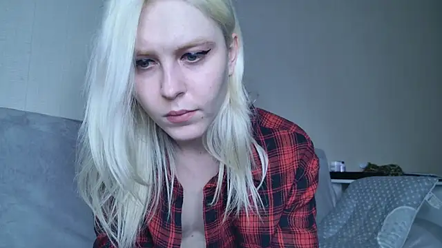 Snapshot of Evelyn_rabbit chatting on 8, 3, 2025 Evelyn rabbit online show from 8, 3, 2025