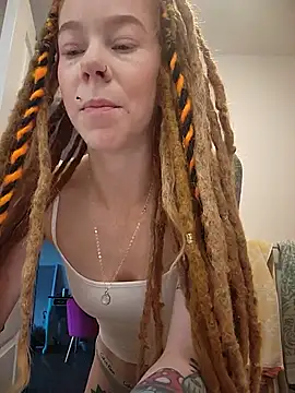 Snapshot of LucidLucy chatting on 4, 11, 2025 LucidLucy online show from 4, 11, 2025