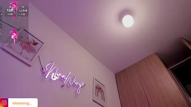 Snapshot of NinaWong chatting on 4, 12, 2025 NinaWong online show from 4, 12, 2025