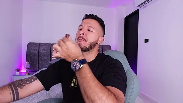 Snapshot of mister_miike chatting on 19, 11, 2025 mister miike online show from 19, 11, 2025