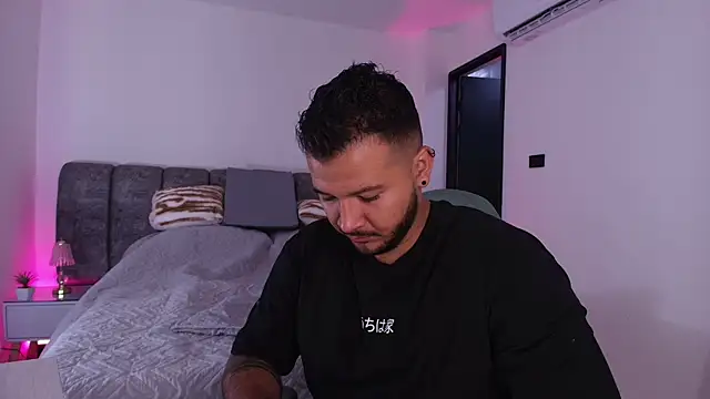 Snapshot of mister_miike chatting on 21, 11, 2025 mister miike online show from 21, 11, 2025