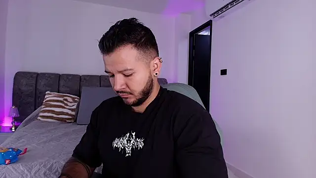 Snapshot of mister_miike chatting on 25, 11, 2025 mister miike online show from 25, 11, 2025