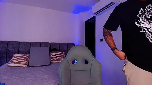 Snapshot of mister_miike chatting on 26, 11, 2025 mister miike online show from 26, 11, 2025