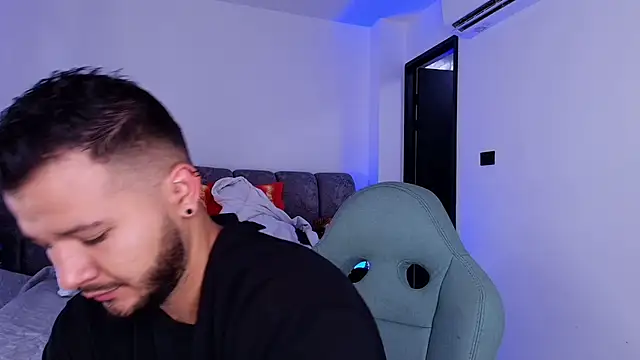 Snapshot of mister_miike chatting on 5, 12, 2025 mister miike online show from 5, 12, 2025