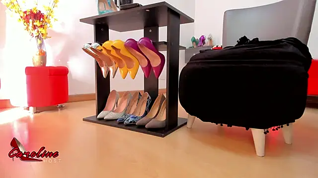 caroline host online show from 23, 3, 2026