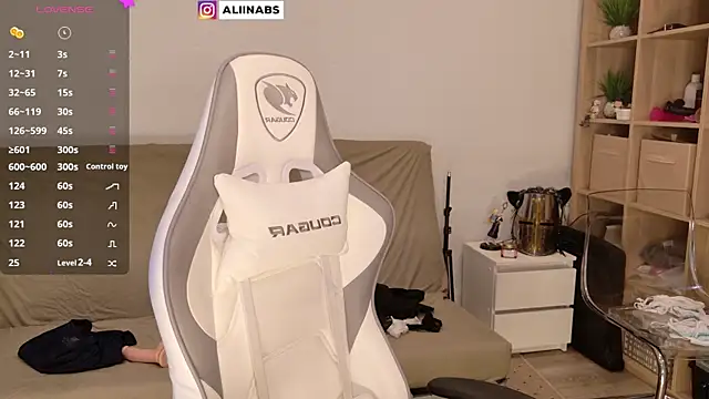 Snapshot of aliiiiiina chatting on 8, 1, 2025 aliiiiiina online show from 8, 1, 2025