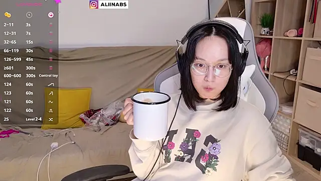 Snapshot of aliiiiiina chatting on 22, 3, 2025 aliiiiiina online show from 22, 3, 2025