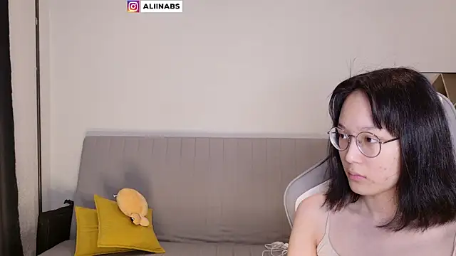 Snapshot of aliiiiiina chatting on 23, 3, 2025 aliiiiiina online show from 23, 3, 2025