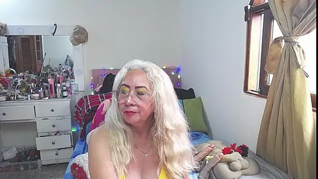 Snapshot of lucy_belle_bm chatting on 4, 11, 2025 lucy belle bm online show from 4, 11, 2025