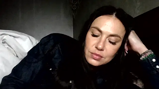 Snapshot of JulianaGold1 chatting on 3, 5, 2026 JulianaGold1 online show from 3, 5, 2026