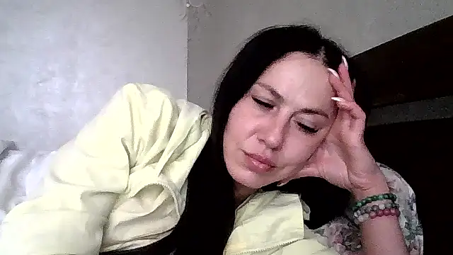 Snapshot of JulianaGold1 chatting on 13, 5, 2026 JulianaGold1 online show from 13, 5, 2026