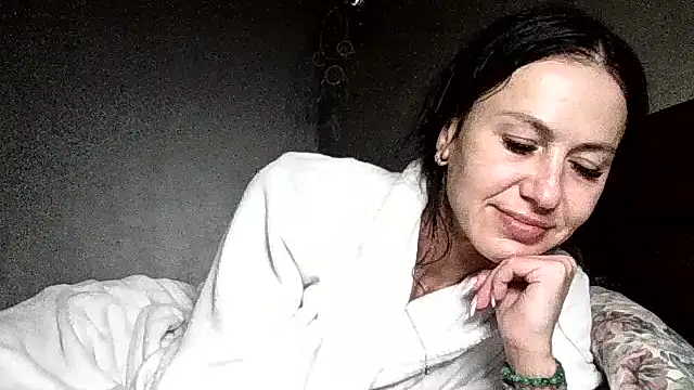 Snapshot of JulianaGold1 chatting on 19, 5, 2026 JulianaGold1 online show from 19, 5, 2026
