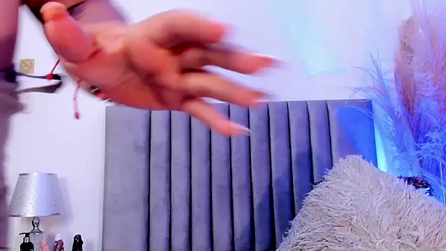 AGATHAA WHITE online show from 4, 3, 2025