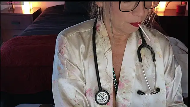 Snapshot of milfettefab chatting on 7, 12, 2024 milfettefab online show from 7, 12, 2024