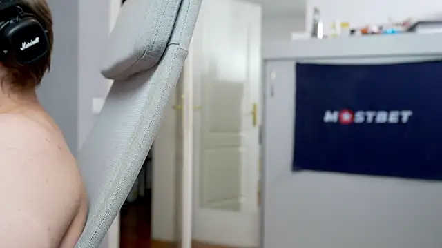 foxeslovefoxes online show from 13, 12, 2024