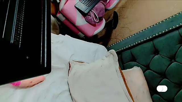 Imannejulienne online show from 24, 12, 2024