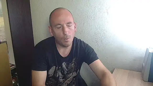 Snapshot of Johan___Barker chatting on 8, 11, 2025 Johan Barker online show from 8, 11, 2025