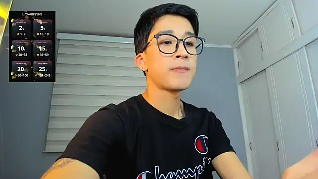 Snapshot of tom_Howard chatting on 9, 9, 2025 tom Howard online show from 9, 9, 2025